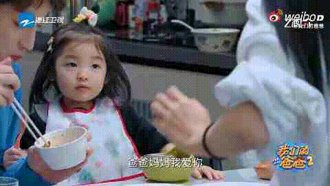 伊能静还想再生个女儿小伊芙把幼儿园得的小红花分给爸妈，说“爸爸一朵妈妈一朵”，伊