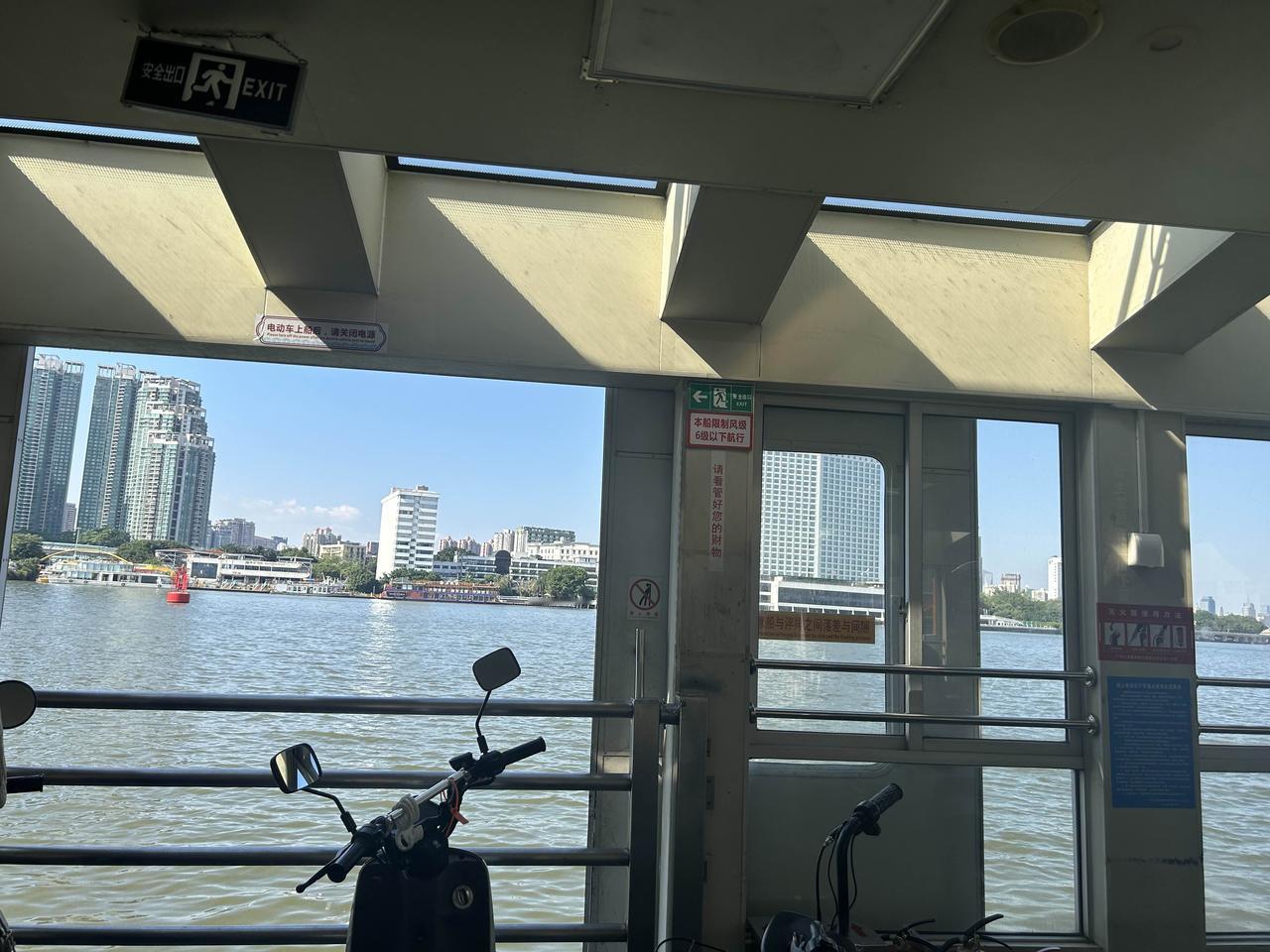 一个城市的包容性体现在既有汽车通行，也要有给电动自行车的路，并不是一刀切。很多人