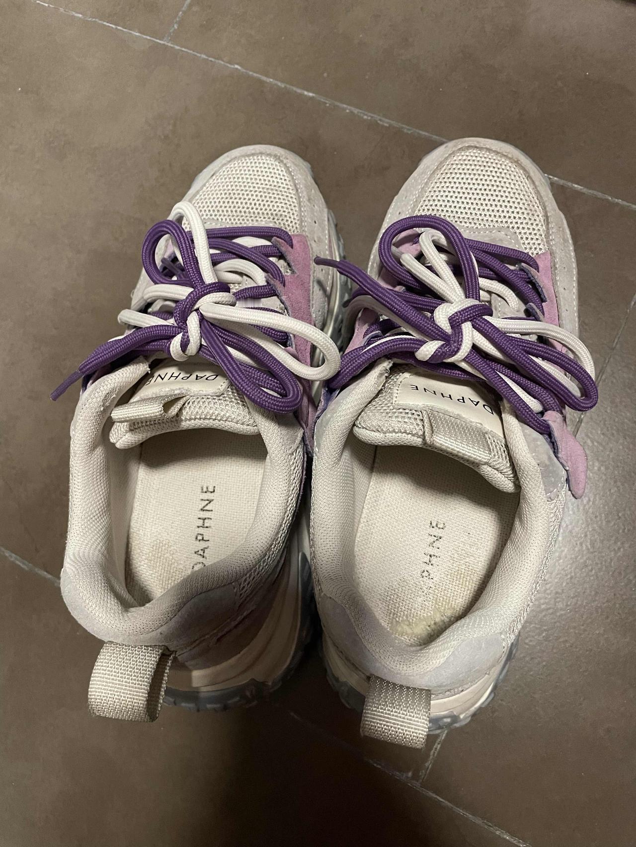 够省的吧！左脚鞋子烂了缝缝补补又穿一天！不忘初心不忘来时的路！万一右鞋又烂了的话