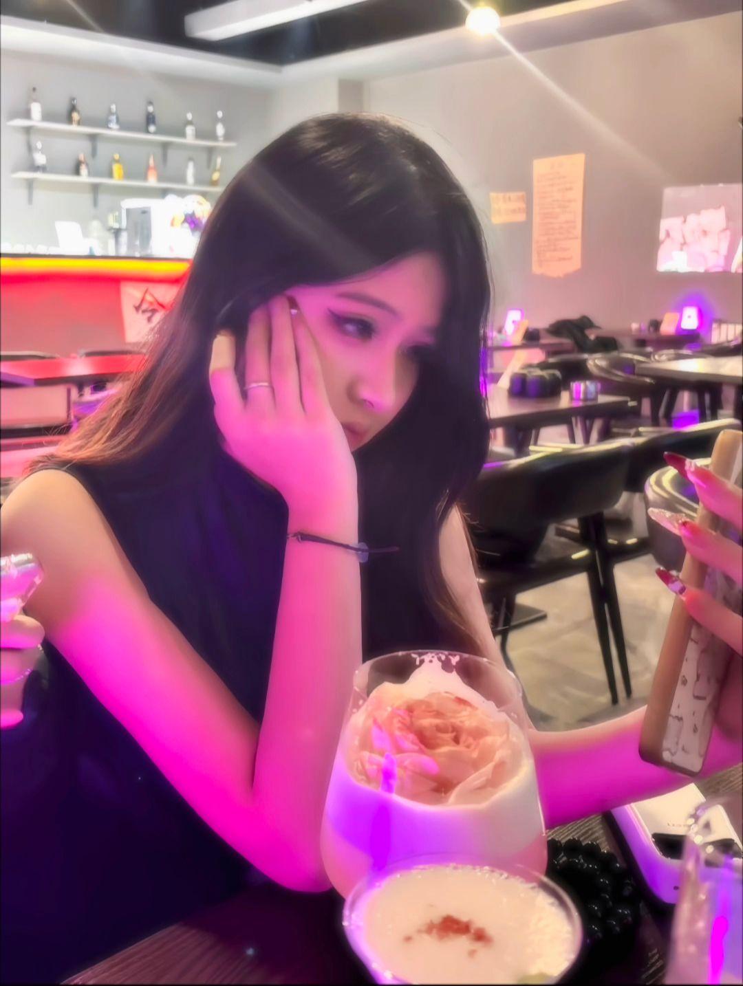 昨晚我做了个梦 梦到咱俩见面了 你笑嘻嘻的问我为什么一直盯着你看