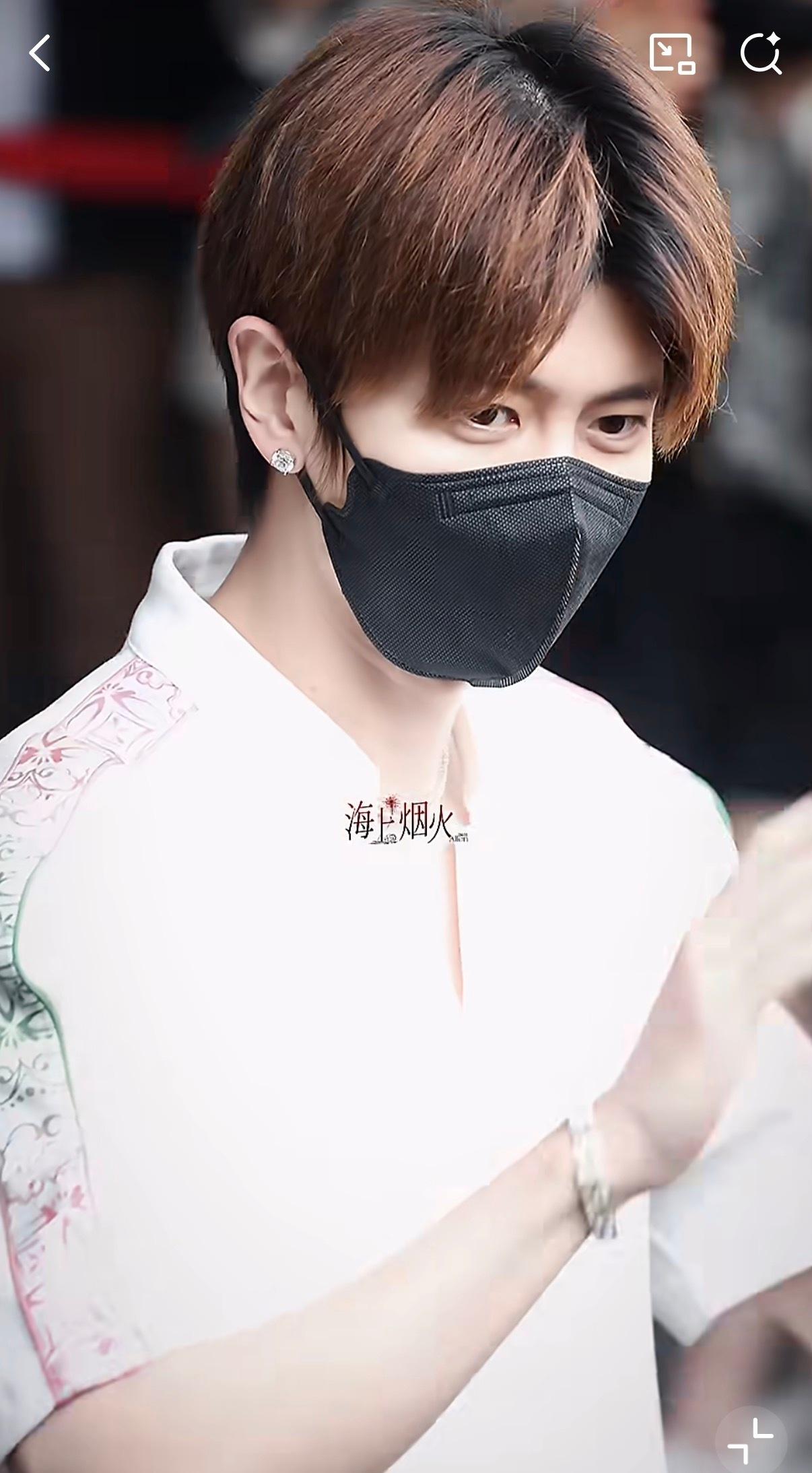 对于世界而言，你是一个人，但对于我而言，你是我的整个世界。✨任嘉伦@任嘉伦All