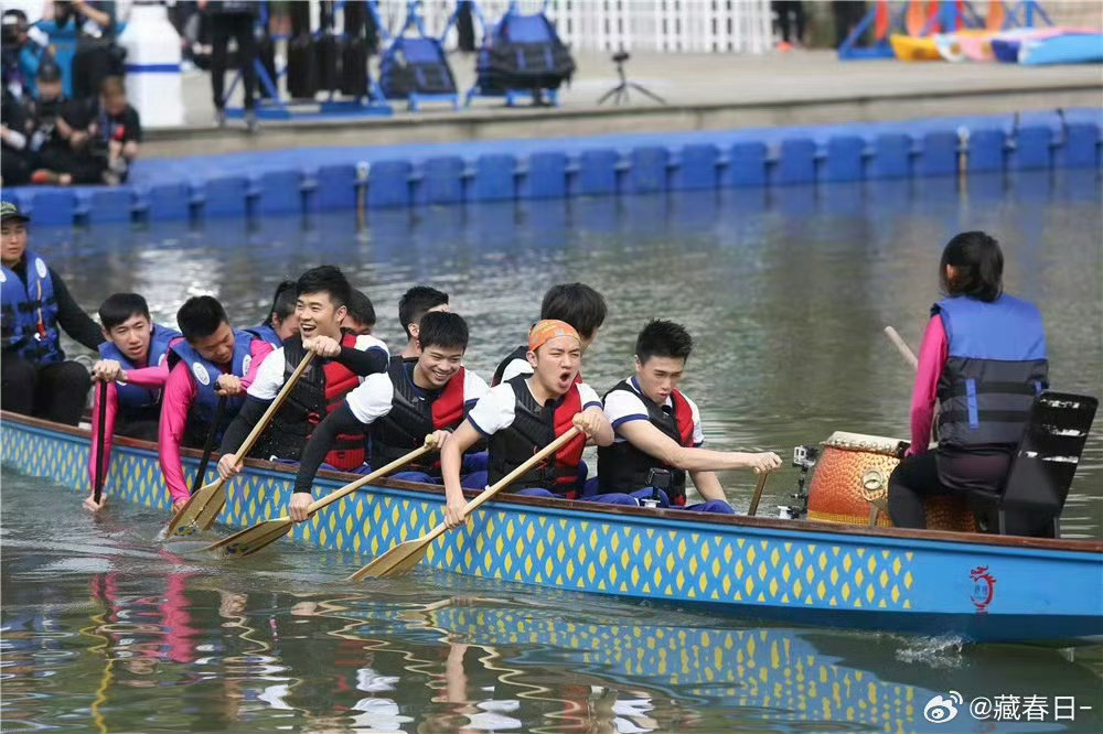李晨聊跑男龙舟赛经历 他说划桨的时候觉得自己的桨插在水里没用很累，船还不听使唤往