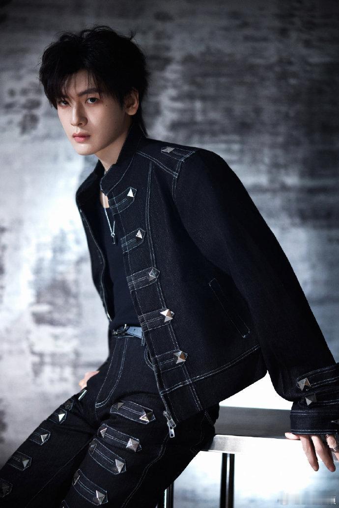 翟潇闻唱红豆梦回创造营 现场直拍里翟潇闻状态绝了，一首红豆唱得人心里软软的，梦回