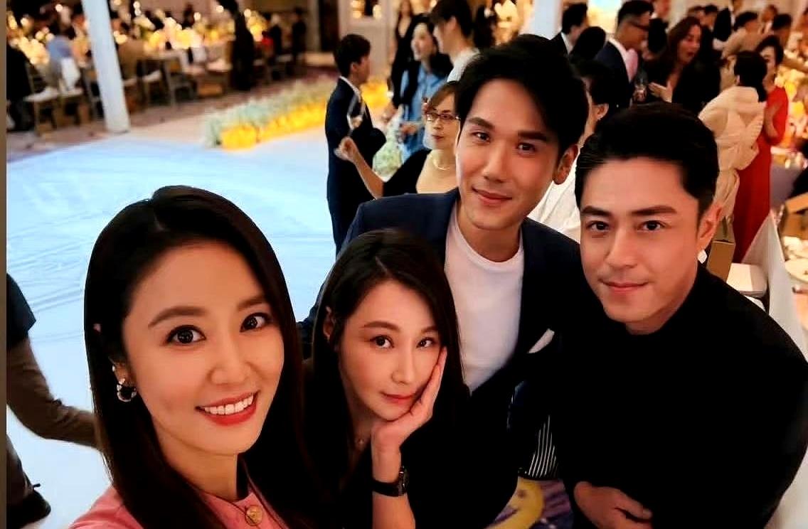 林心如和霍建华夫妇今日参加许玮宁和邱泽在台北举行的婚礼，
 

林心如和许玮宁这