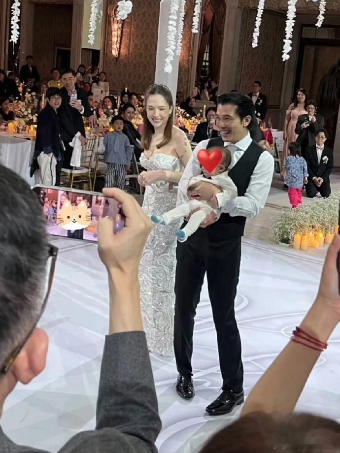 许玮甯回应带儿子亮相婚礼许玮甯说儿子在婚礼上很给面子 据台媒，许玮甯昨日出席舞台