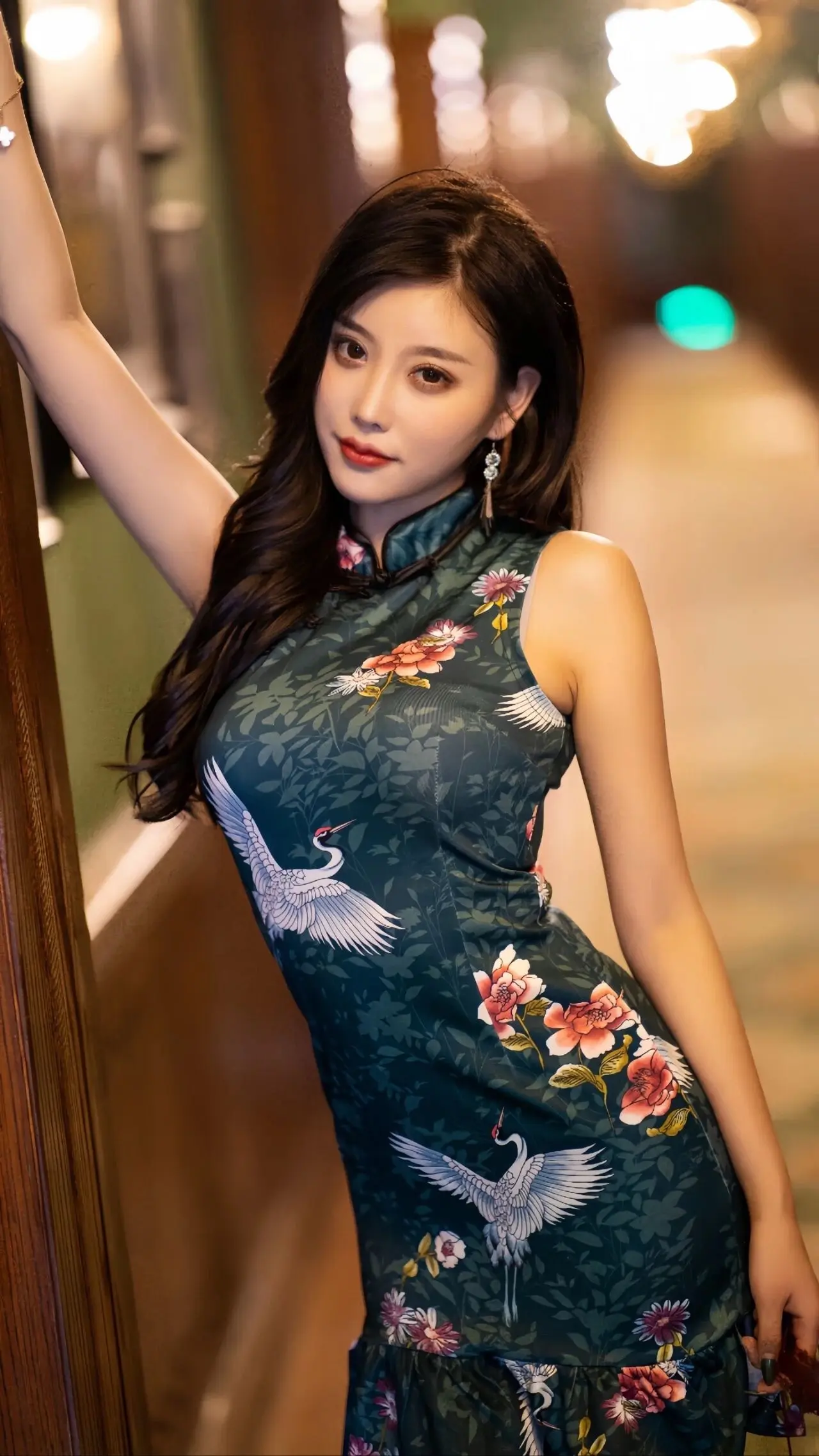 杨晨晨｜蓝底花鸟图案短款旗袍，风格灵动，复古韵味～