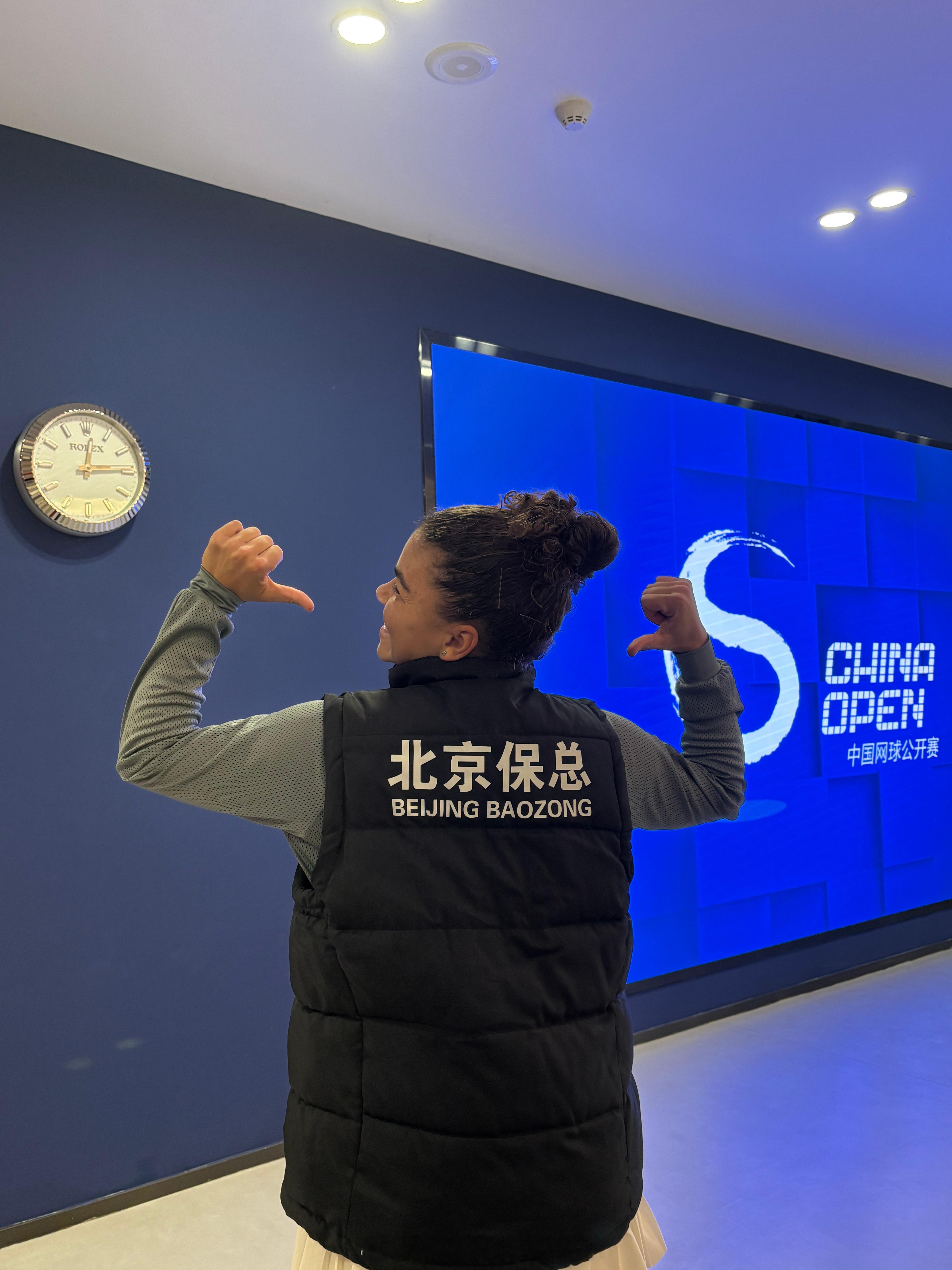 保利尼穿保总马甲登场中网送保利尼保总马甲北京“保总”，闪亮登场，亮瞎了[泪奔][