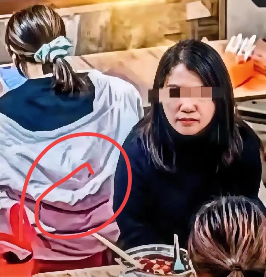 那个拿开水泼人的“泼汤女”

这回算是彻底体会到什么叫社会性死亡了

底裤都被网