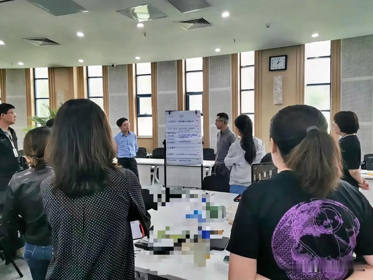 作为一个农村出来、已无限接近“四张”的底层HR打工人，每天有一万遍想离职的念头，