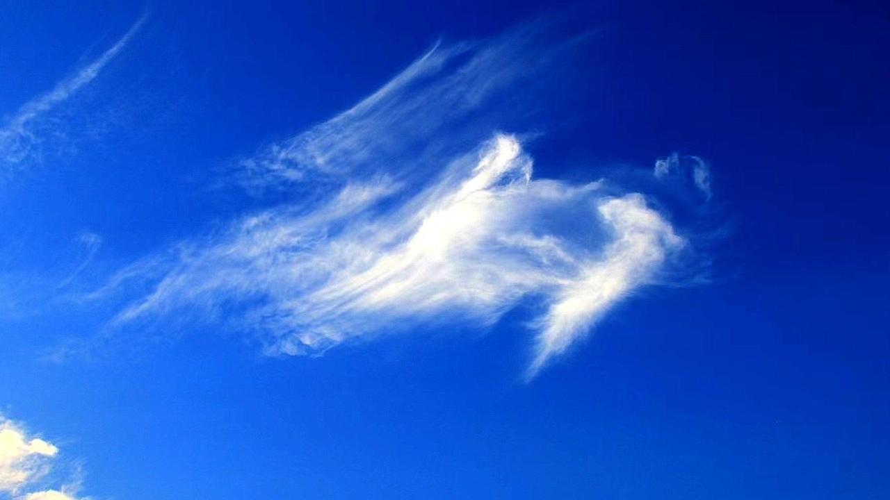 抬头撞见那片云朵，像仙人仰面躺着，治愈蓝真真切切铺在眼前，原来超现实的美学就在日