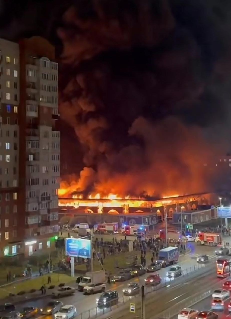 当地时间12月10日，俄罗斯圣彼得堡右岸市场突发大火，火势凶猛，浓烟弥漫，现场一