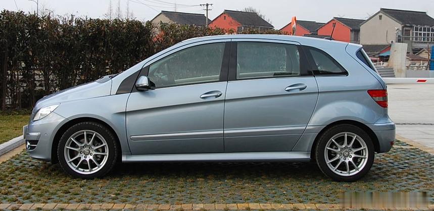 2009奔驰B。。。后置前卡钳啊。。。