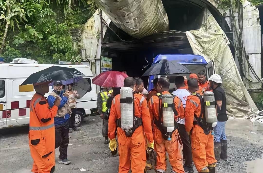 中印边境，喜马拉雅山区，印度一座水电项目隧道发生了大爆炸，已确认20人死亡。
