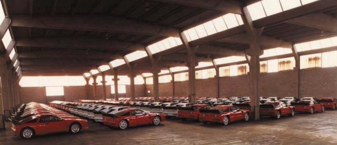 80年代，几十台蓝旗亚037 Stradale整齐停在工厂内。蓝旗亚、阿巴斯、宾