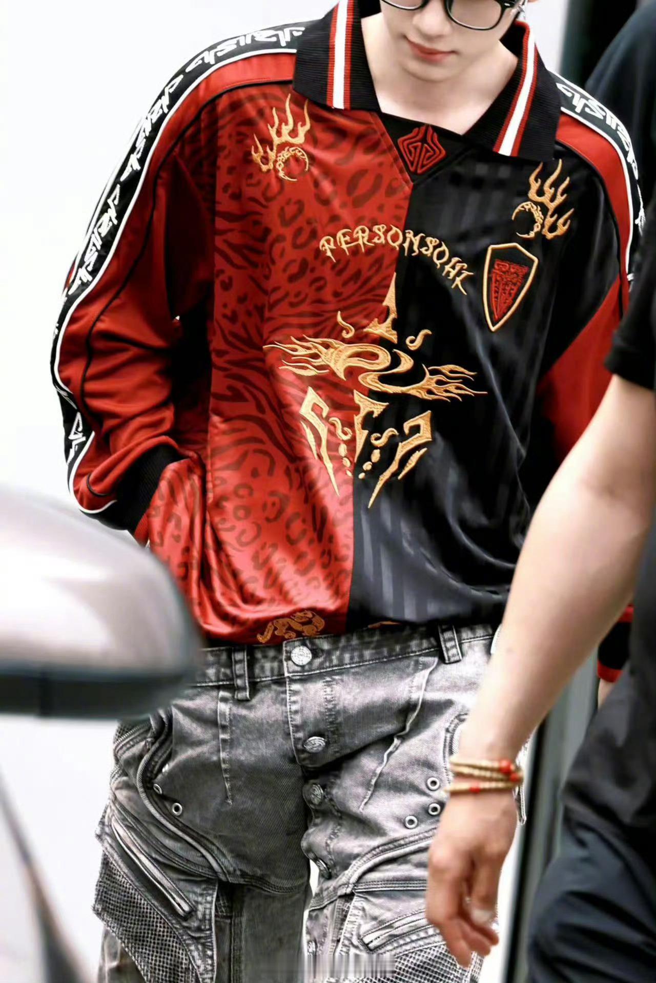 丁程鑫 美高学长你好星期六小丁把美式校园风狠狠拿捏，少年感与松弛感并存，看得人疯