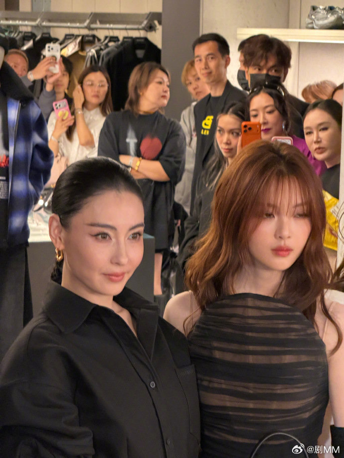 张柏芝生图骨相 真的会被张柏芝的生图狠狠惊艳！侧脸和轮廓美得无可挑剔。就算行程满