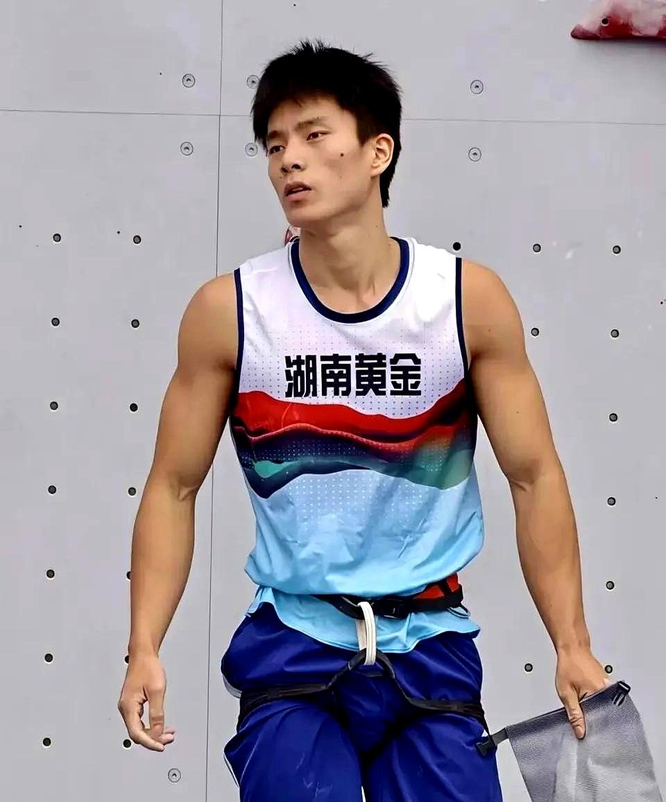 巴黎奥运亚军伍鹏在全运会攀岩速赛上的表现，网友都替他捏汗！首轮失误后，第二轮5.