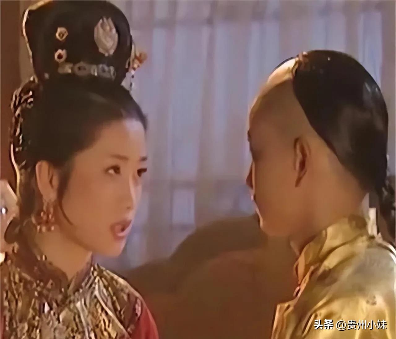 1665年，13岁的康熙大婚。新婚之夜，皇后赫舍里羞涩地揭开盖头，抬手就要给康熙