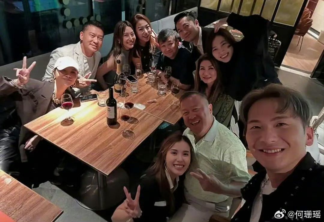 曾志伟和女星合影姿势引争议  近日，在香港TVB高层乐易玲的生日Party上，7