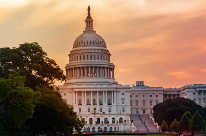 【美参议院出手否决特朗普关税政策，孙玉良：美国政策充满不确定性】华盛顿的秋日清晨