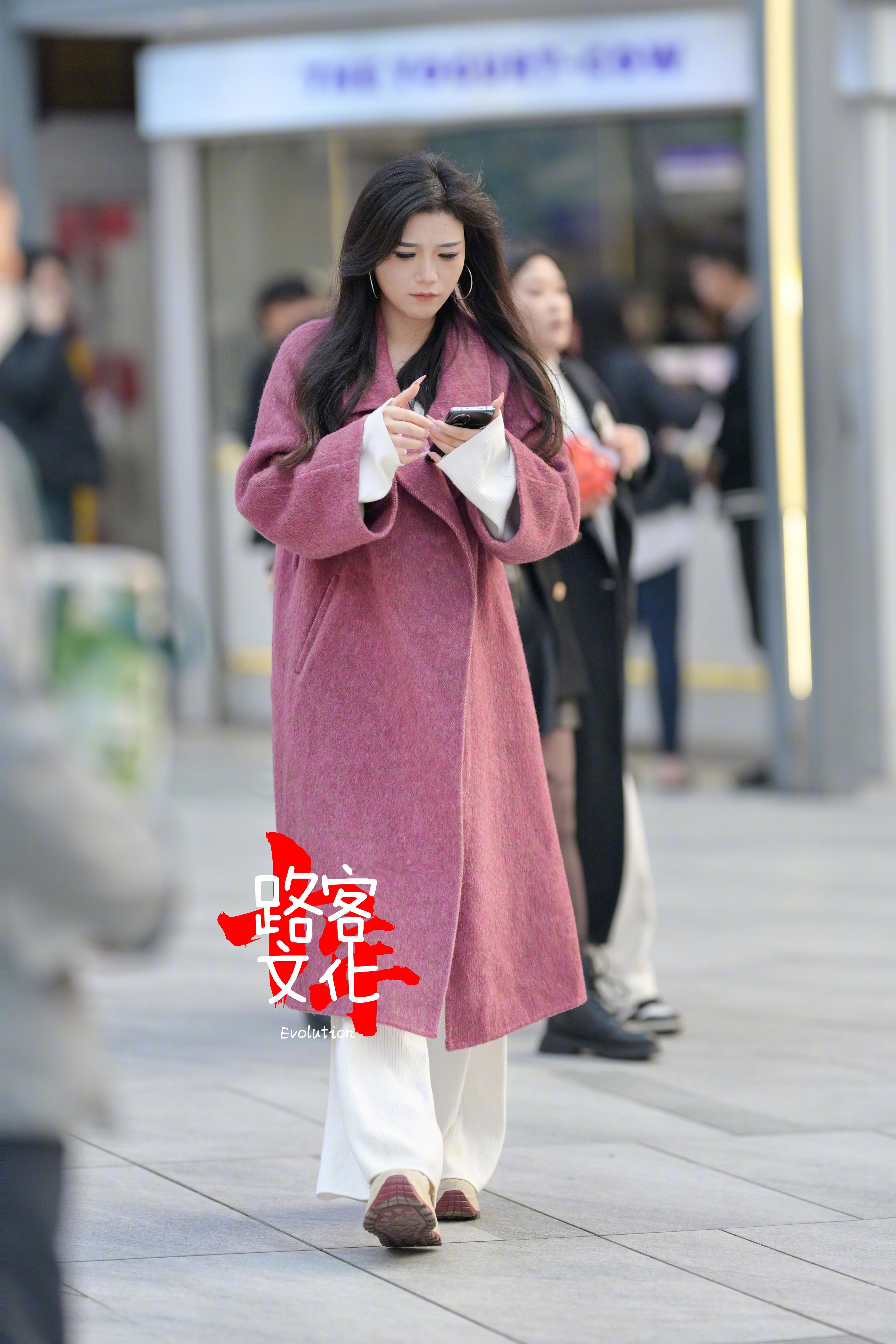 手机那边应该传来了很重要的消息 