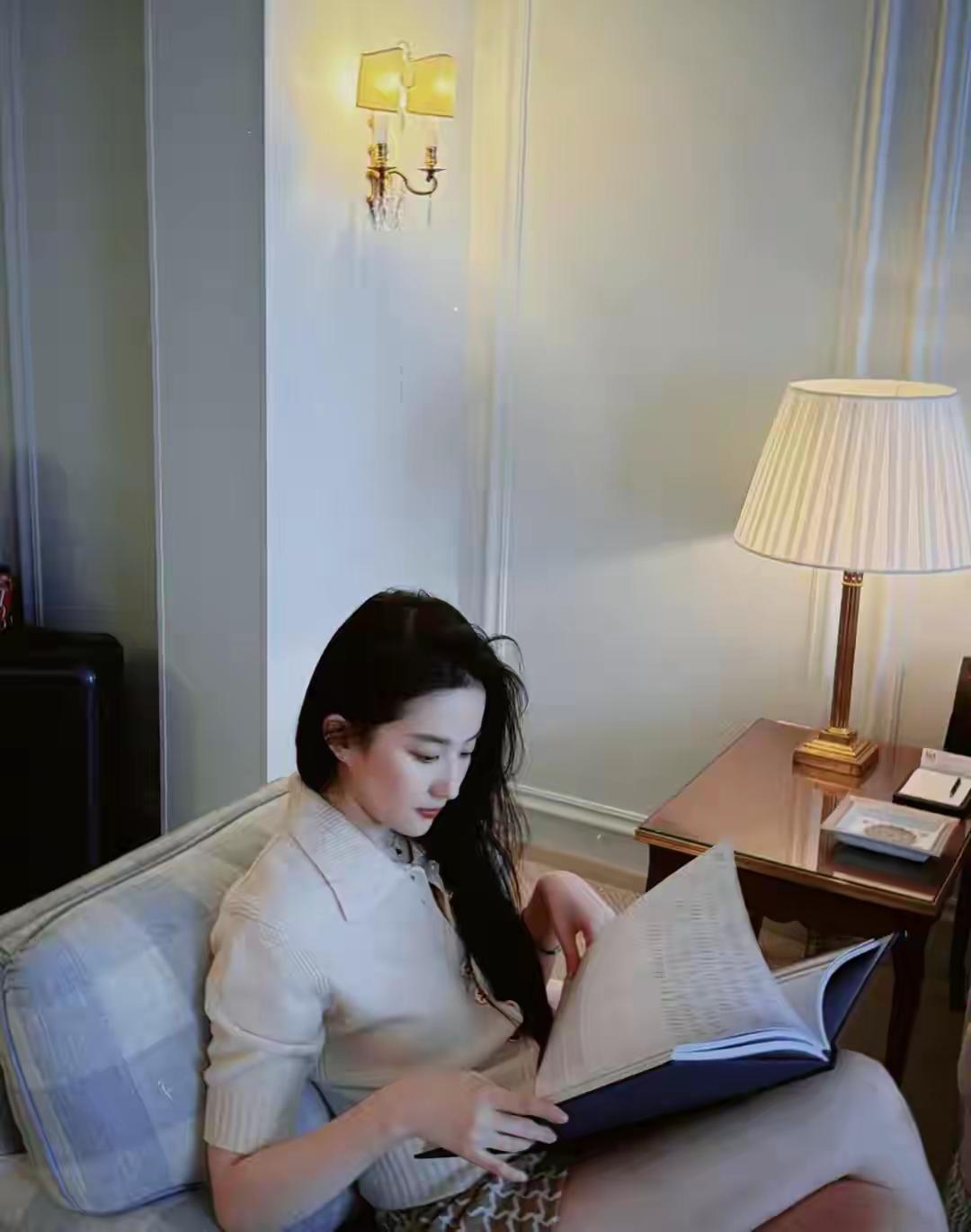 刘亦菲问界M9祝您新年手到福来