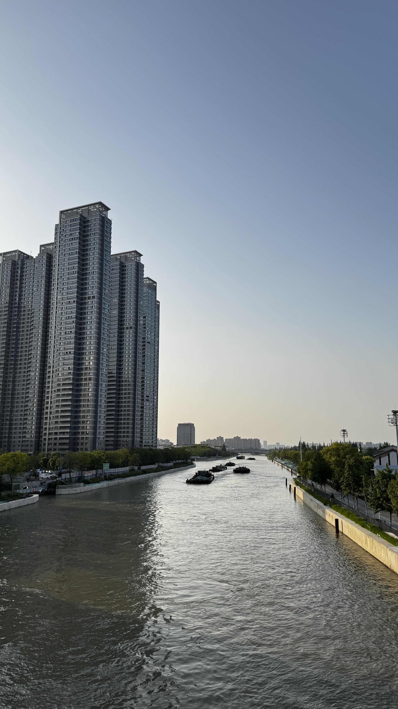 打卡苏州,景色如何?京杭大运河是世界上开凿最早、里程最长的人工运河，贯通南北五大