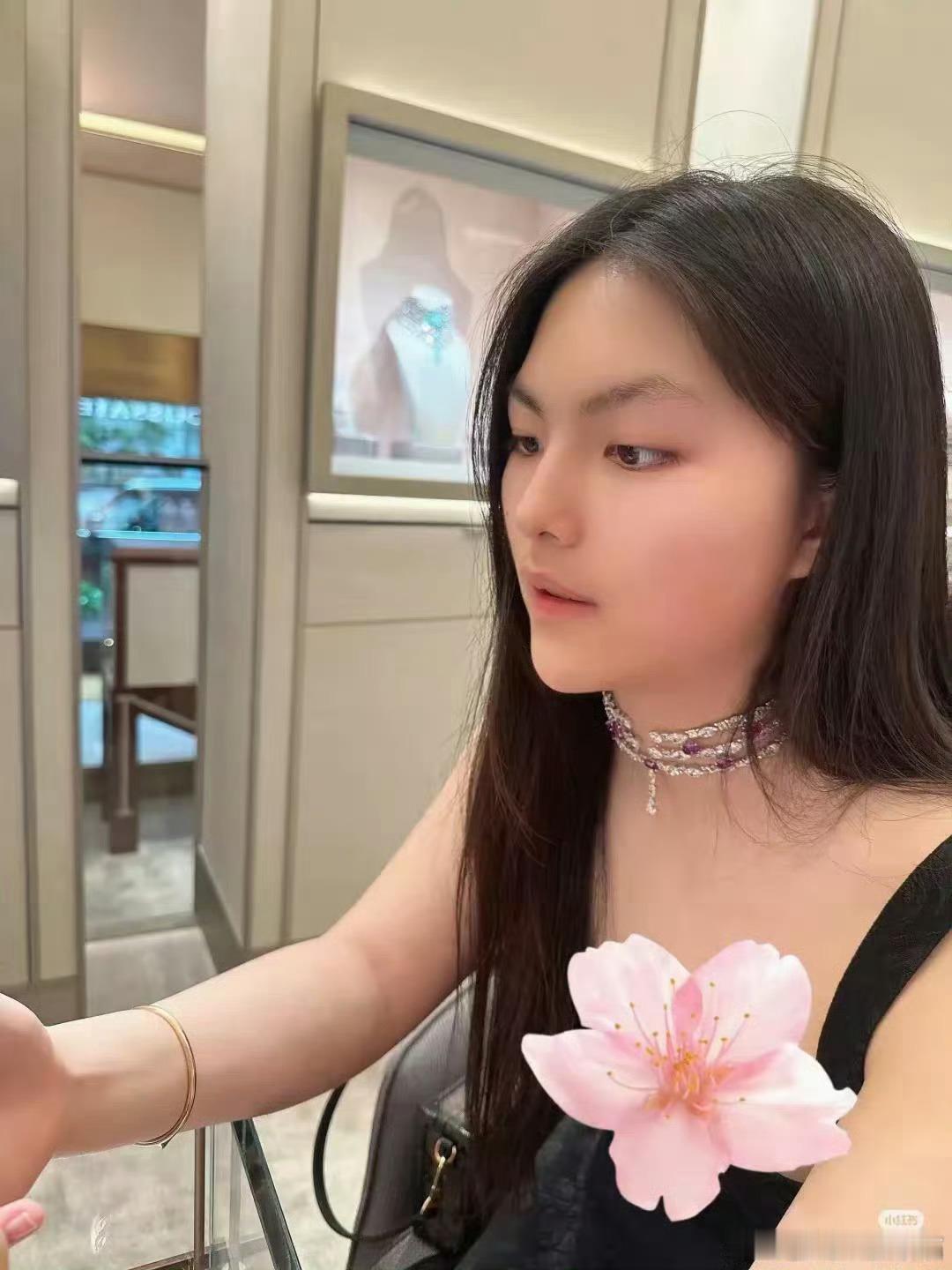李湘的女儿王诗龄把价值460万的项链戴在脖子上了，太有实力了 ​​​