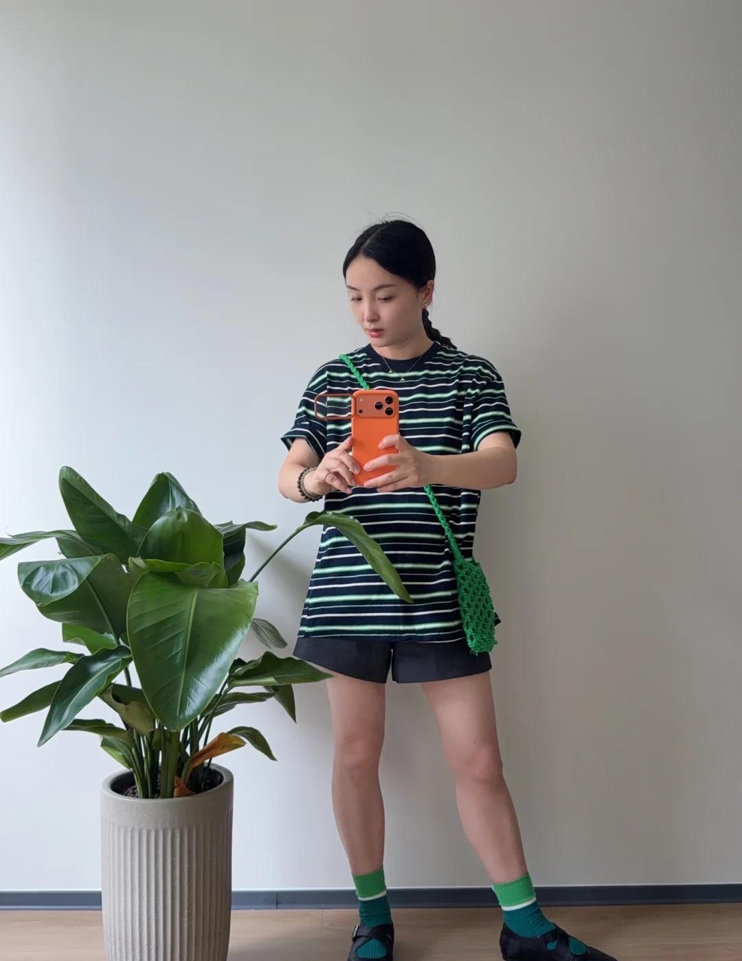 教师穿搭｜夏日清爽：绿色条纹+灰色西装裤
教师穿搭 夏天穿什么 清爽穿搭