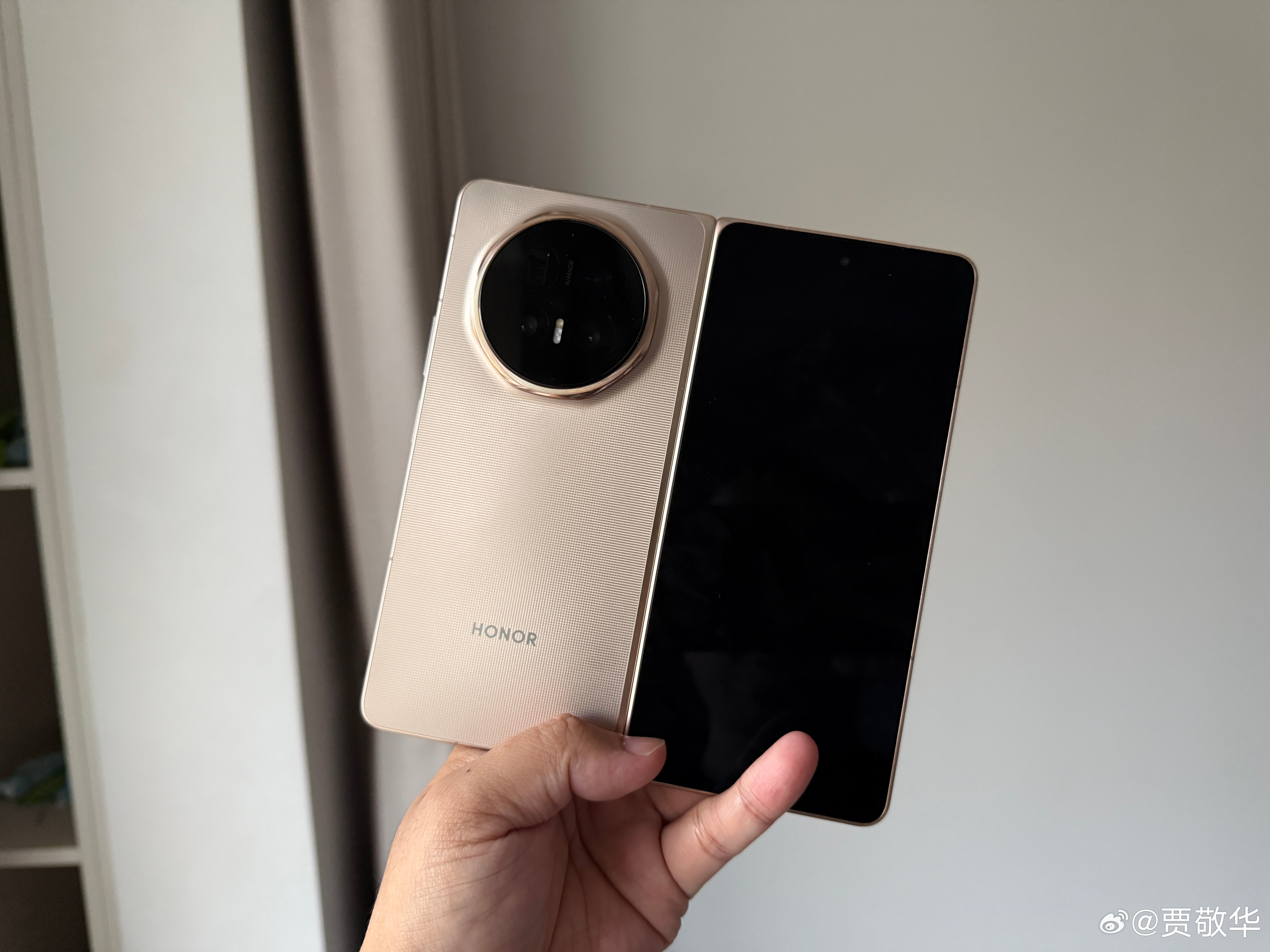 #折学家生活图鉴# 平时经常出差，坐高铁的时候需要看邮件，写文档，用折叠屏效率很