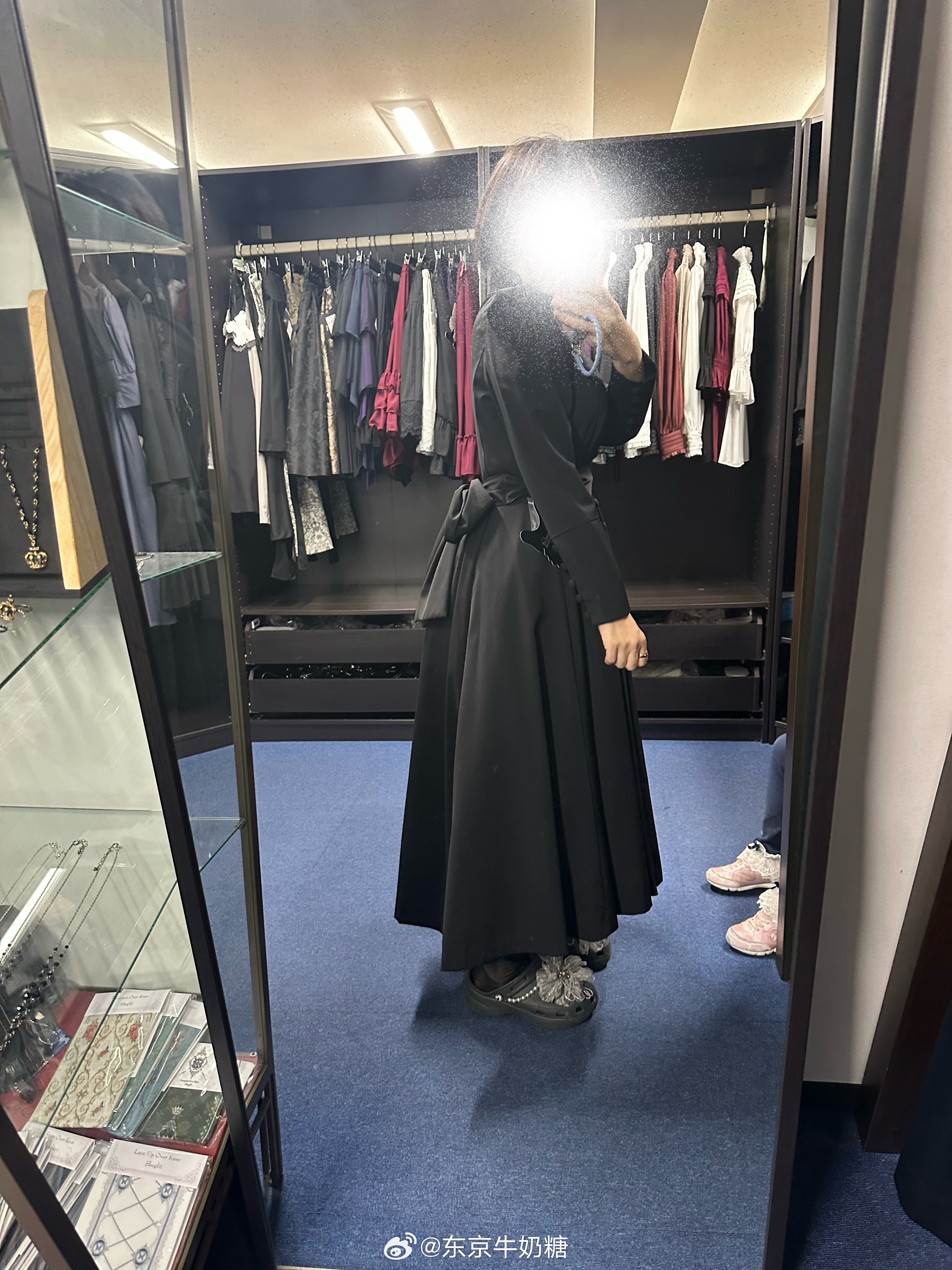 去试了victorian。只有L码了，好大。胸啊腰都大。可能因为太大了所以鸡屁股