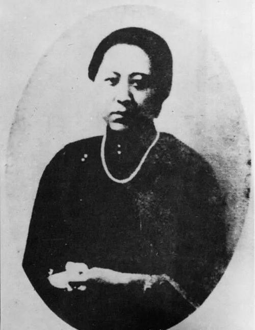 2007年，一名台湾商人来到了沈阳张作霖大帅府，抬腿就要往里进，售票人员见状赶紧