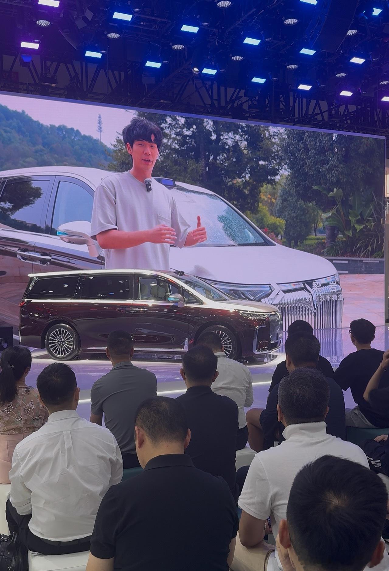 胖哥汽车频道[超话] 是的没错，这是我梁总 [酷]2025成都车展这就是成都车展
