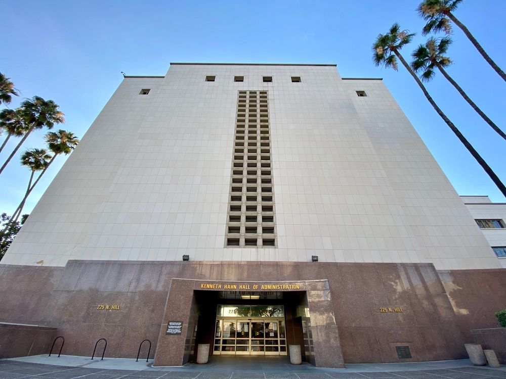 【洛杉矶县公务员威胁亚裔同事被起诉】洛杉矶县地方检察官办公室9月9日表...