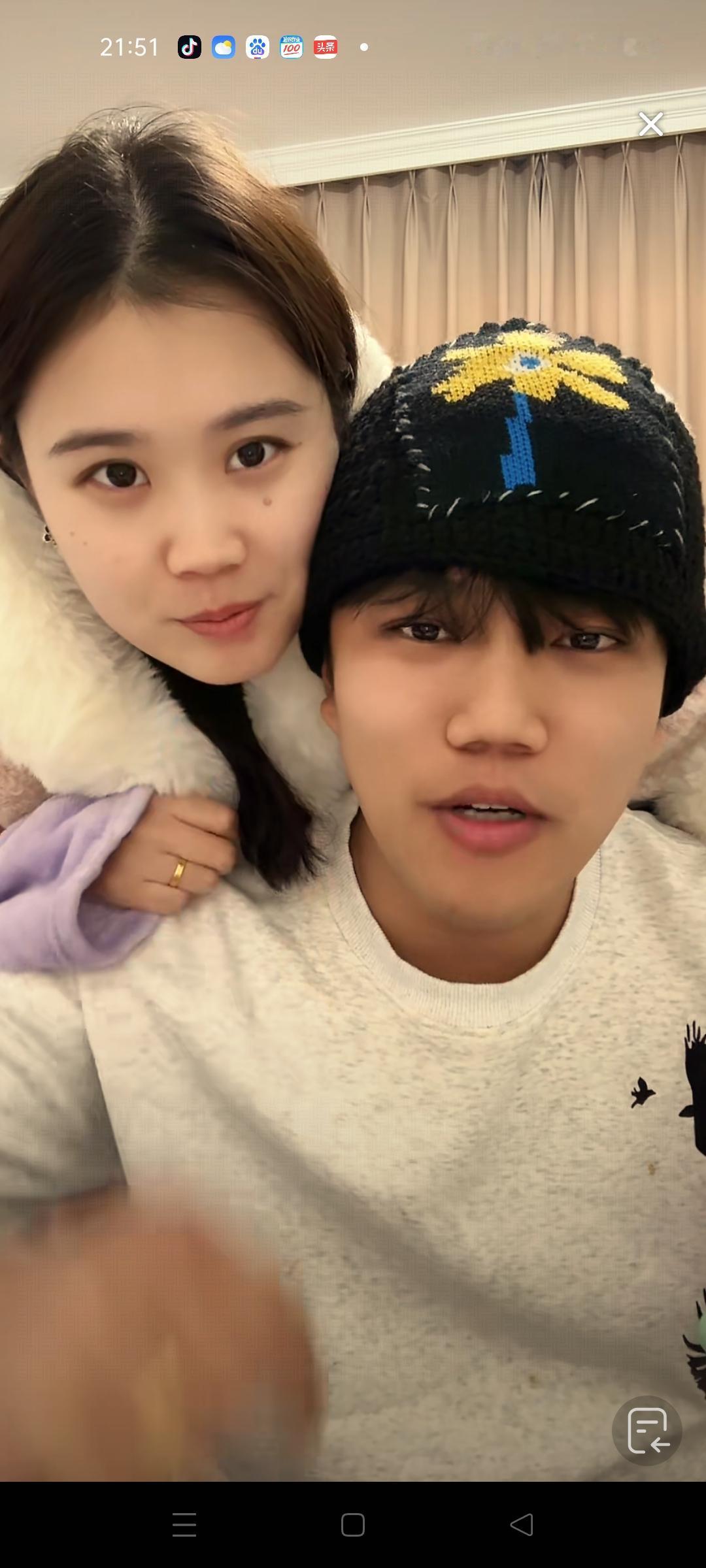 解清帅今晚在王正正家里直播，据说明天就要飞广州了，王正正害怕解清帅冻着，专程去给