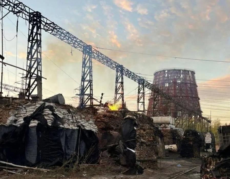 乌克兰方面公布了克拉马托尔斯克火力发电厂遭袭之后的现场画面。乌方称，在遭到俄军空