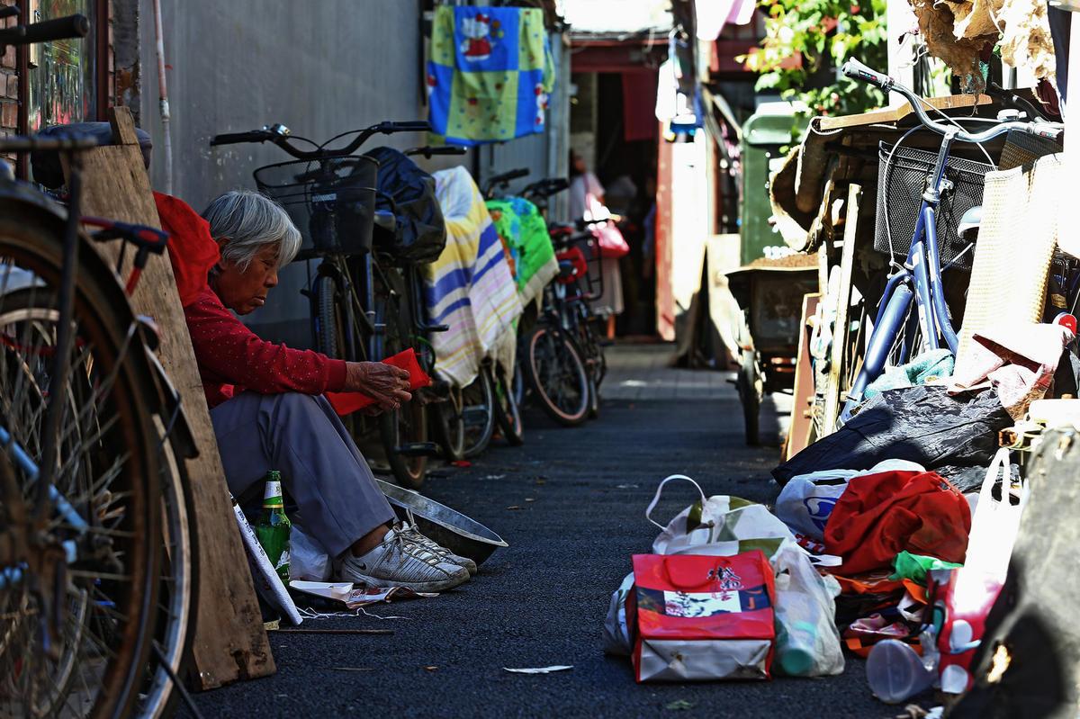 老奶奶原来是老师，丈夫对孩子家教很严，流行棍棒底下出孝子的教育，读书成绩没考好被
