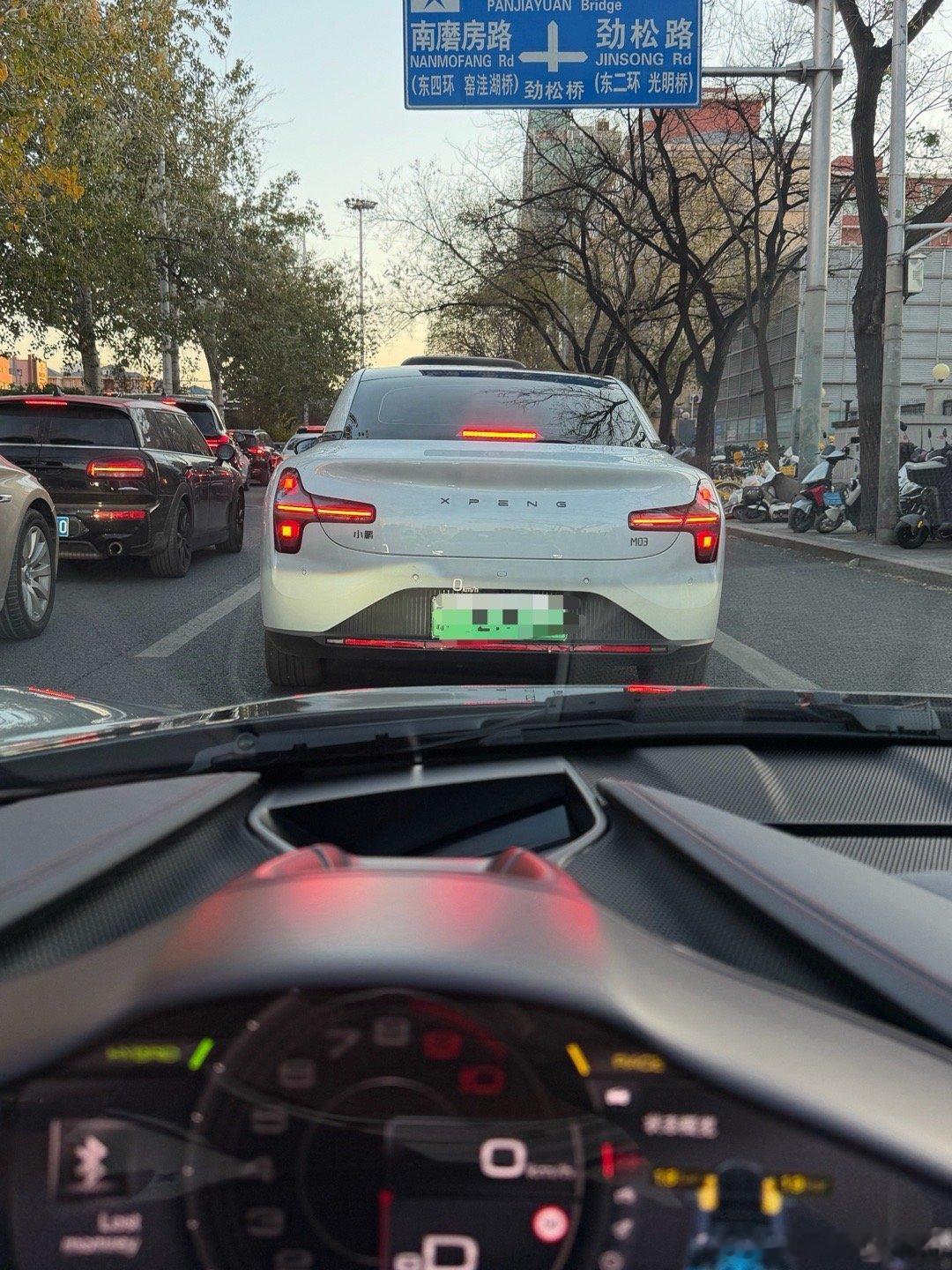 别的不说，小鹏这个尾灯，咱先不说好看难看，起码有点设计感。 