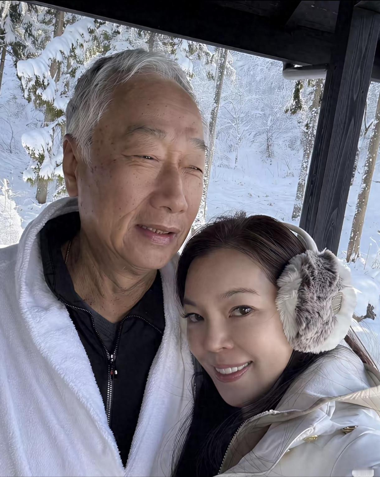 75岁郭台铭老太快！满头白发，皱纹老人斑更是清晰可见，紧抱着小24岁娇妻略显吃力