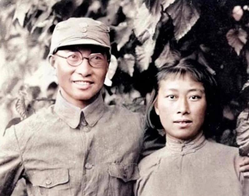 这是陈赓和夫人傅涯新婚不久留下的珍贵合影。在延安，老干部和女大学生结为夫妻，因年