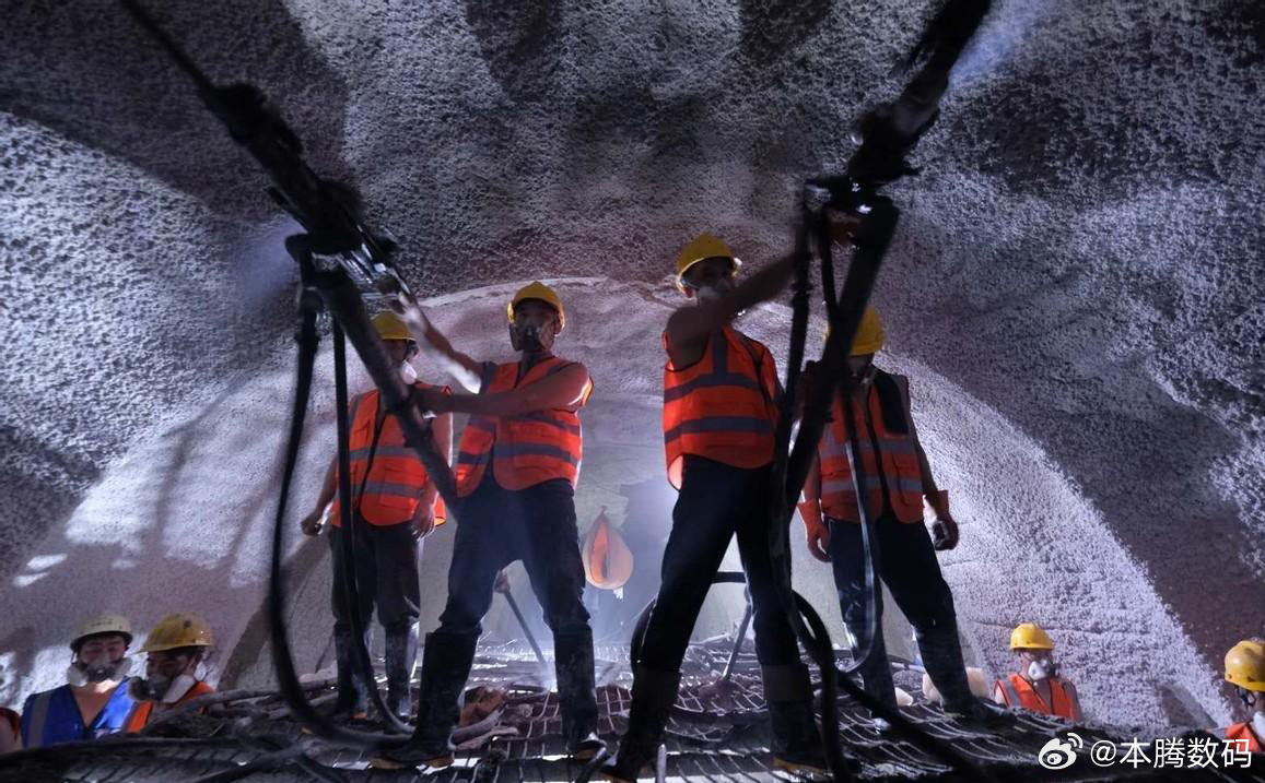 而且，这套系统一天能处理3500立方米泥浆，分离出来的清水还能循环送回盾构机继续