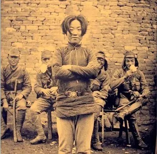 1938年，24岁的女战士成本华不幸落入日军手中，被轮流侵犯后，仍不肯投降，临刑