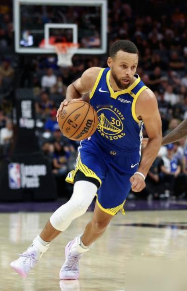 库里被个二年级新秀顶了胸口，差点抡拳头，你知道这背后水有多深吗？
这不是脾气问