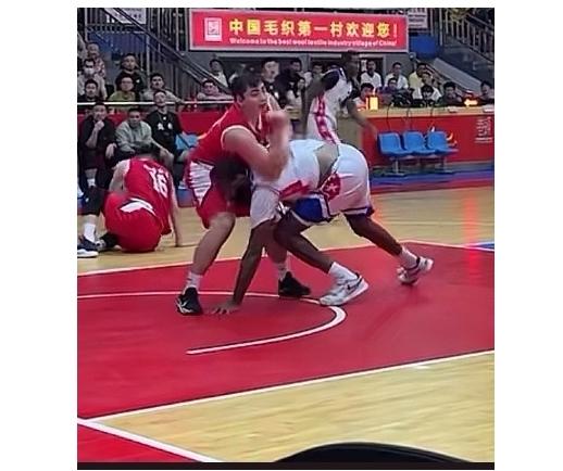 纺织行业篮球联赛总决赛火爆冲突：红队与白队的“八角笼”之战


​昨晚，全国纺织