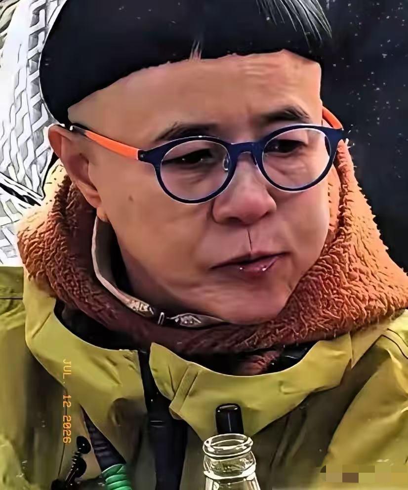 一个快60岁的女人，捏着每个月8900块的退休金，居然买机票跨省去剪头发，只为剪