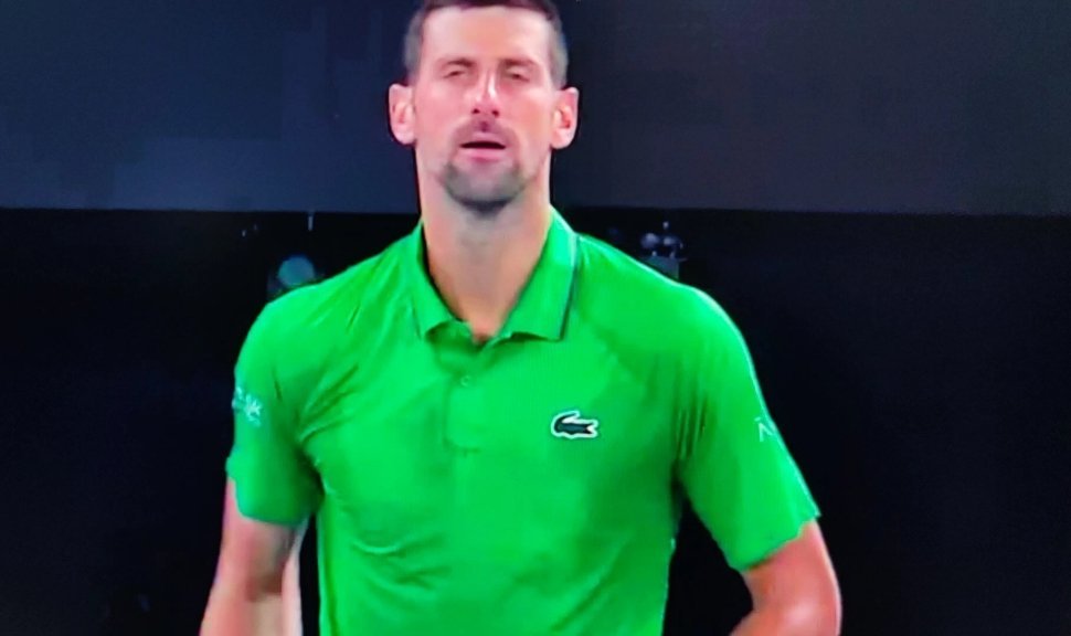 德约科维奇6:3、6:4、7:6战胜荷兰选手范德尚舒普，晋级澳网第四轮，他用球拍