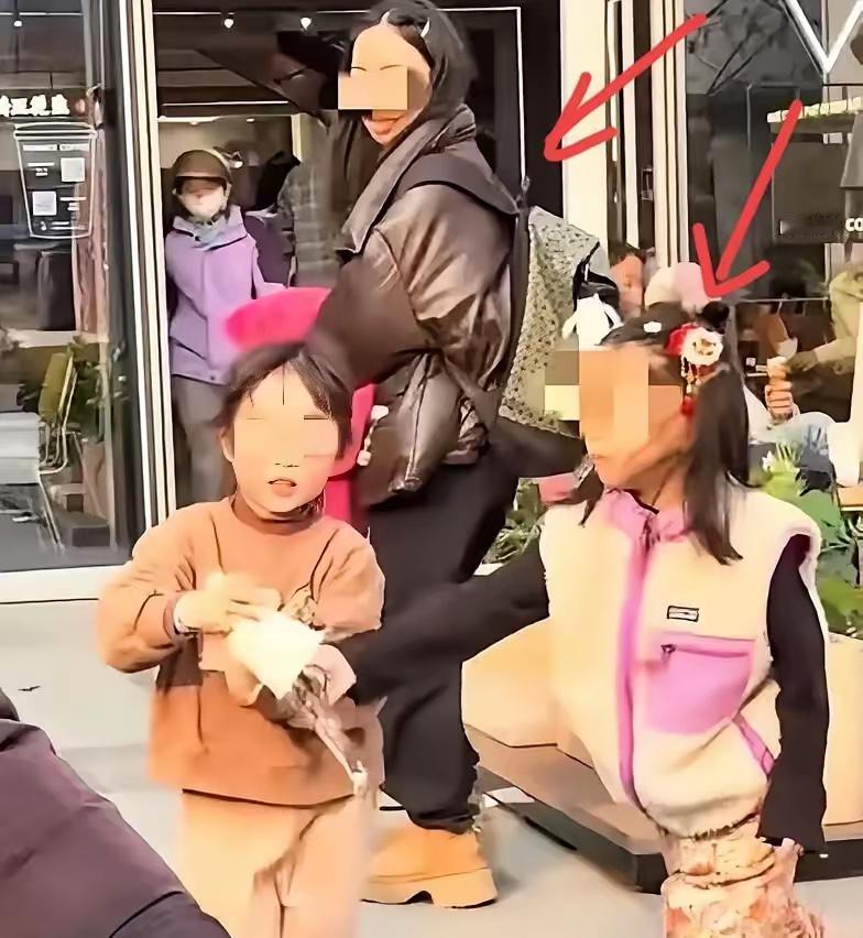 这事说起来真挺让人唏嘘的！12月21号在绍兴的商场里，一个小女孩第一次鼓起勇气，