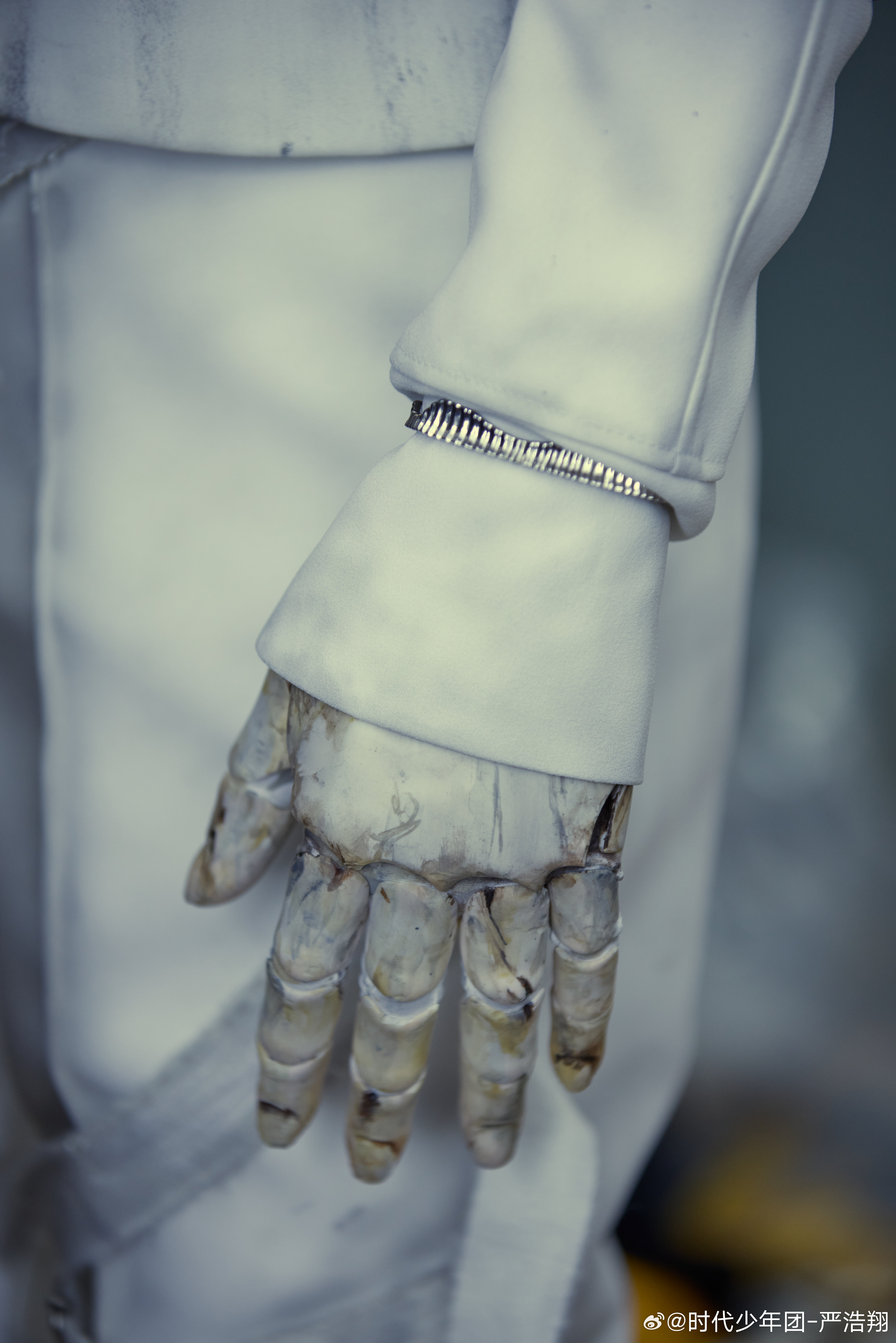 严浩翔给大家看一点点四宫格严浩翔透露新歌要素 严浩翔给大家看一点点四宫格，严浩翔