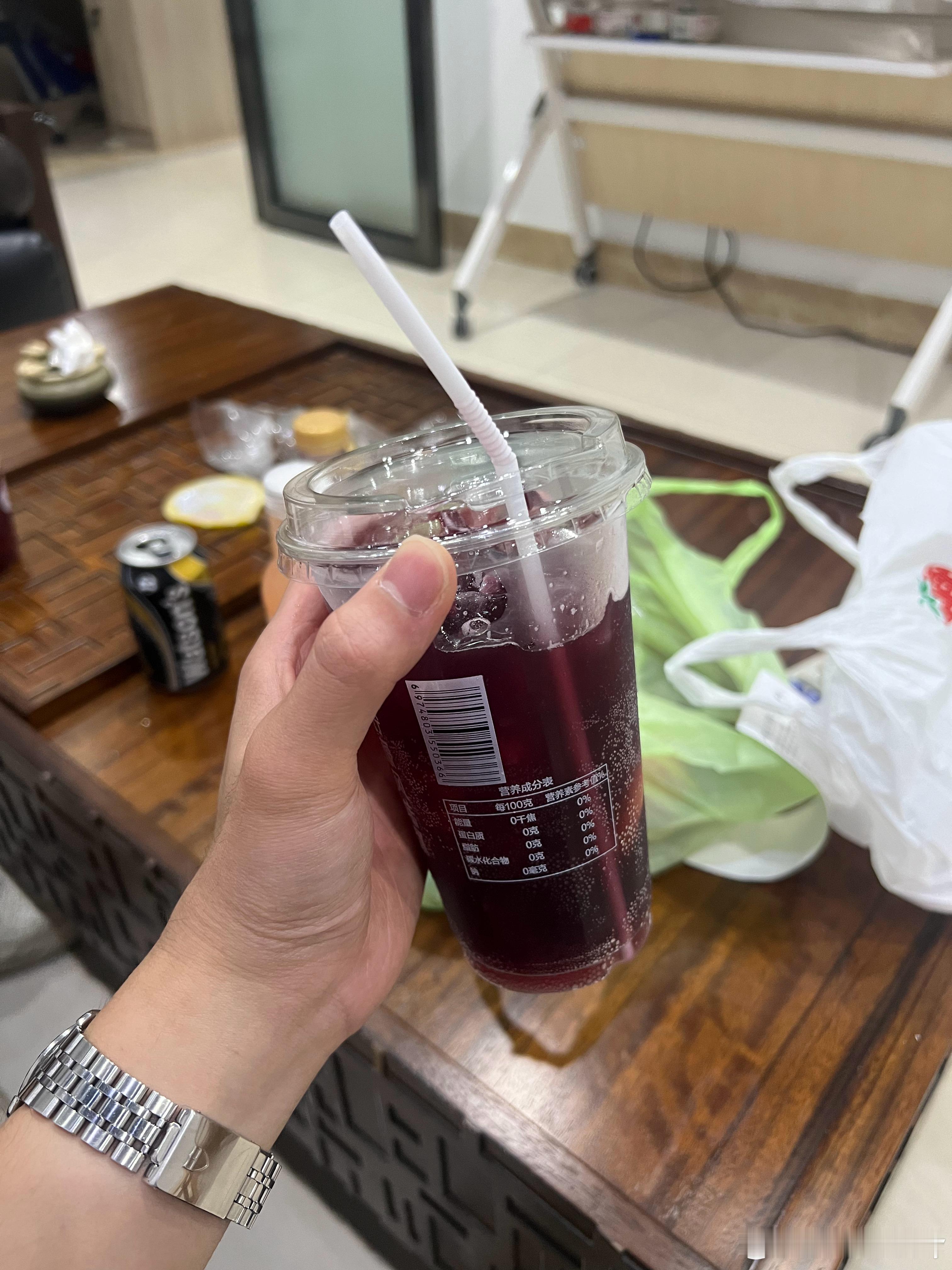 兄弟买了一堆冰杯+饮料回来，我说真的是中国好兄弟。他说我阴阳怪气他 肇庆