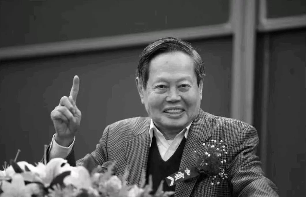 杨振宁的这段轶事，不但让人笑死，而且更让人深思。1949年，他在美国留学，有一天